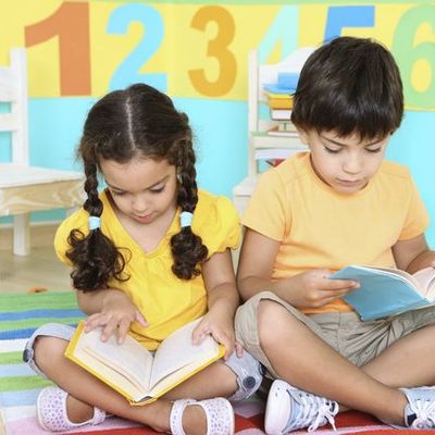 Zwei Kinder lesen gemeinsam Bücher